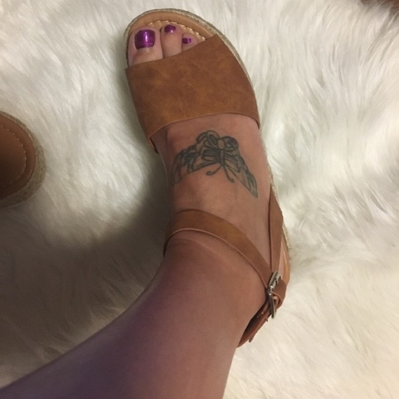 🔥Restocking 8&9 tan espadrille platform sandals - Picture 2 of 2